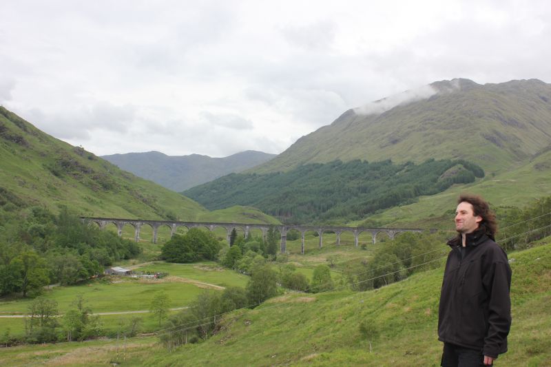 Glenfinnanský viadukt - bradavický most Harryho Pottera.
